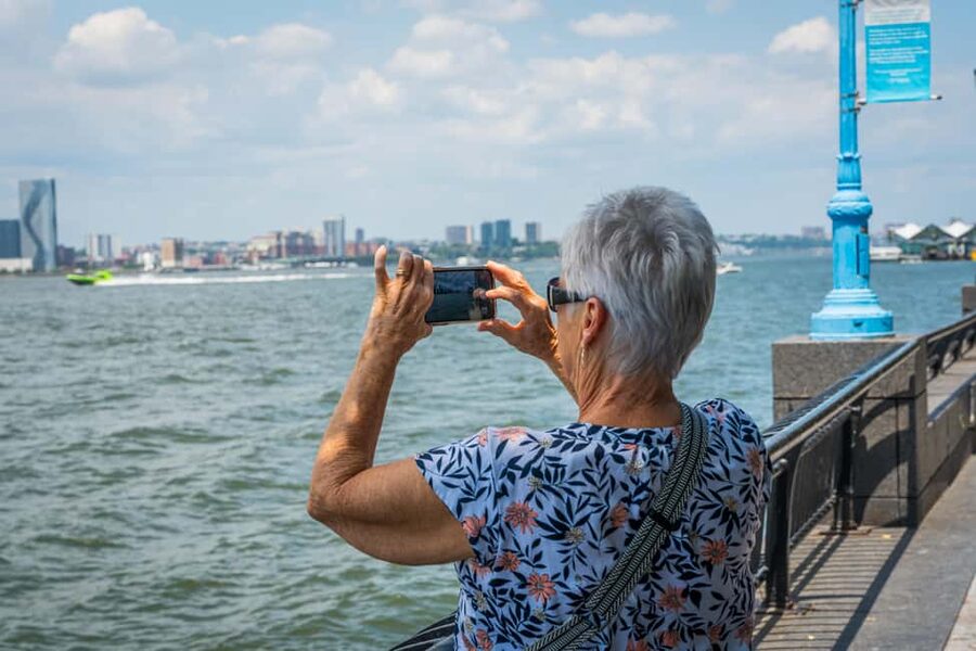 NYC: Half-Day Luxury Bus Tour with One World Access - Flatiron Building, Washington Square Arch, and SoHo