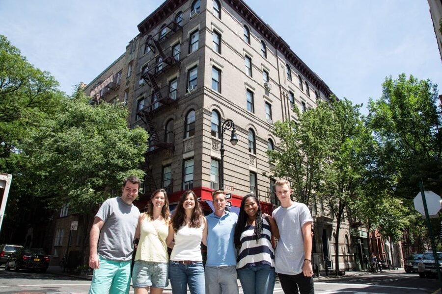 NYC TV & Movie Locations Bus Tour – Friends, Seinfeld & More - Meeting the actor guides