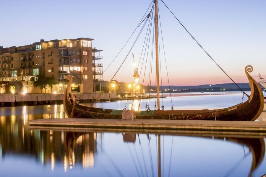Oslo: Grand City Sightseeing Tour by Bus with Fjord Cruise - Holmenkollen Ski Jump and the city below