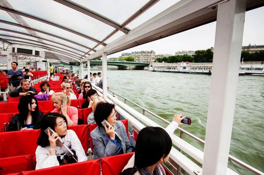 Paris: Audio-Guided Bus Tour & Seine River Cruise - Audio languages, hosts, and the tablet experience