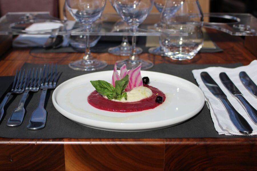 Paris: Bustronome Gourmet Lunch Tour on a Glass-Roof Bus - The audio guide question