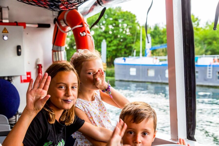Paris: City and River Seine Tour on an Amphibious Bus - The street route, from Eiffel Tower to Arc de Triomphe