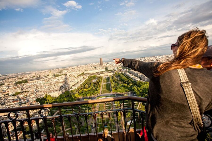 Paris: City Tour by Bus with Eiffel Tower & Optional Summit - What the audio commentary adds