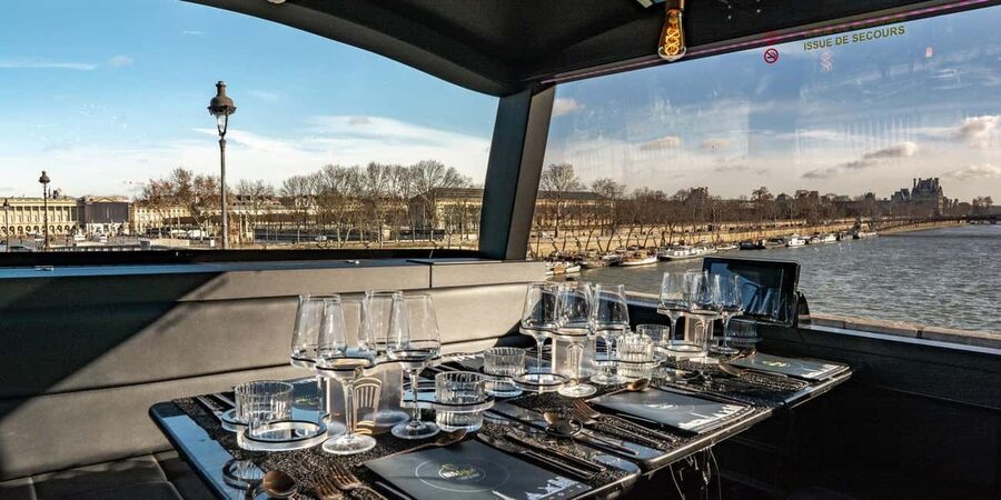Paris: Cultural Night Bus Tour with Dinner On Board - Place de la Concorde and the Madeleine
