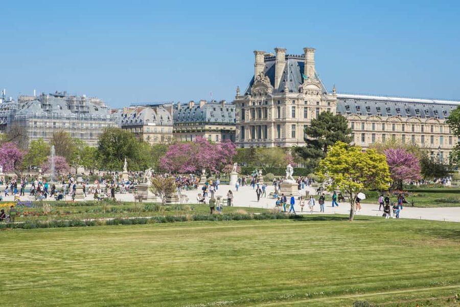 Paris: Louvre Museum Access with Host and Hop-On Hop-Off Bus - What each Paris stop adds