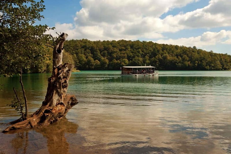 Plitvice Lakes: Guided Walking Tour with Bus and Boat Ride - What the guides add to the visit