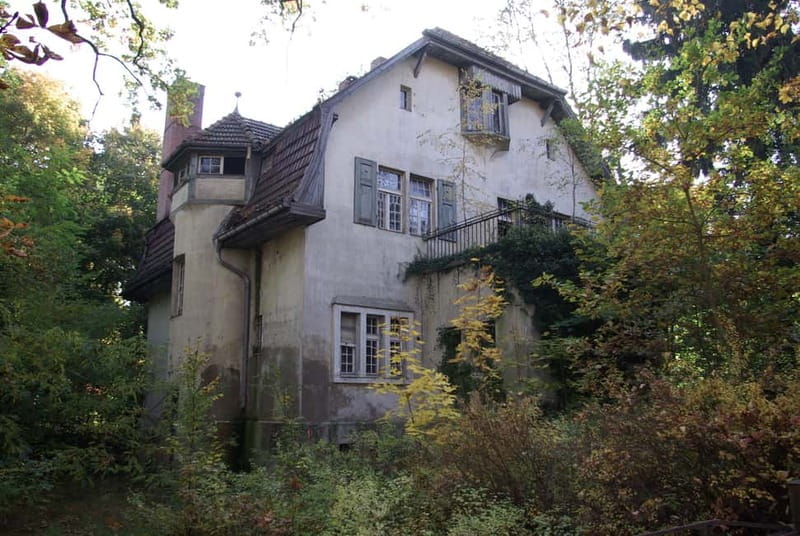 Potsdam-Babelsberg: 5-Hour-Tour "Film-History" by VW-Bus - Walking through Neu-Babelsberg’s villa district