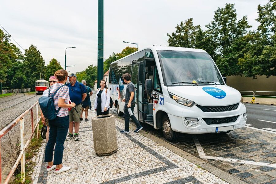 Prague: City Highlights By Bus, Boat, and on Foot - The guides shape the experience