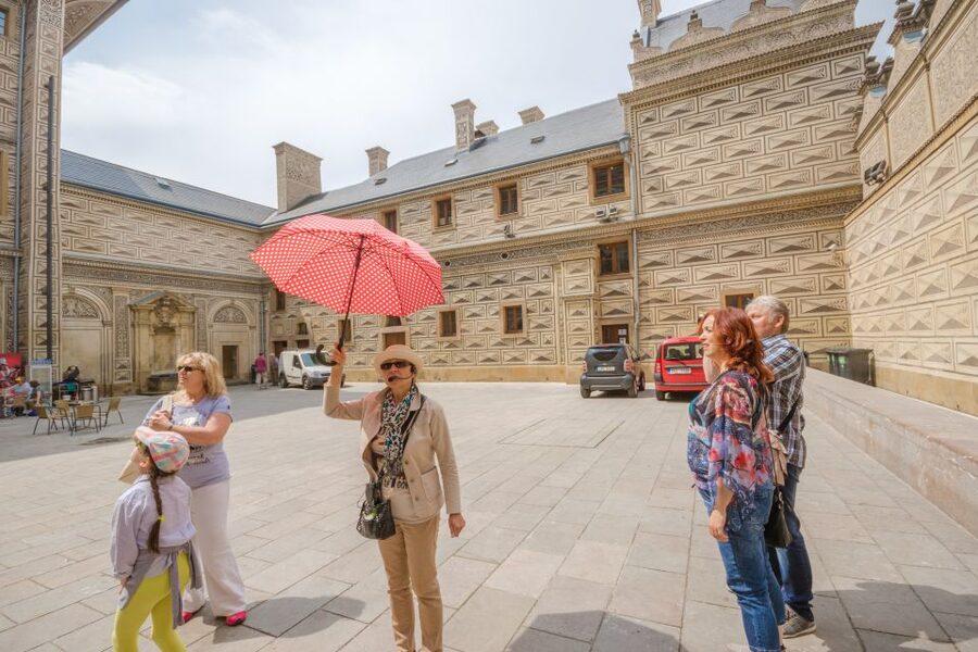 Prague: Guided Bus & Walking Tour with River Cruise & Lunch - Pickup, finish, and the small details that matter