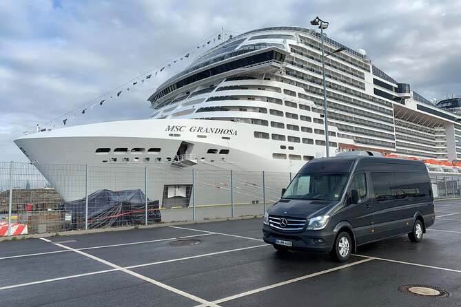 Private Sightseeing Tour with our Minibus 8-seater - Town Hall shows Hamburg’s political power