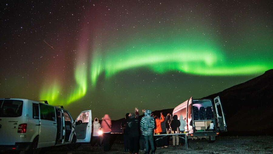 Reykjavík: 4x4 Minibus Northern Lights with Photo and Cocoa - Key things to know before you book