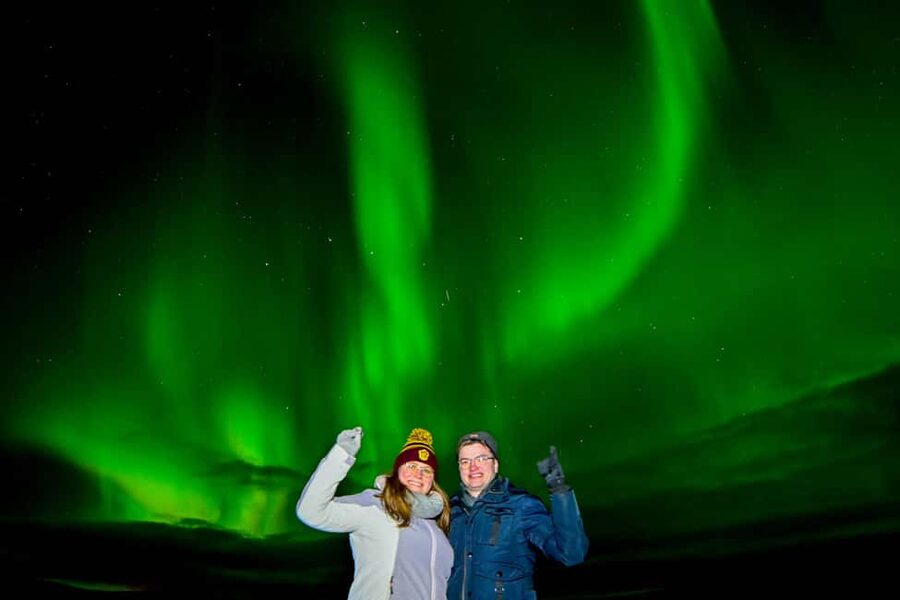 Reykjavík: 4x4 Minibus Northern Lights with Photo and Cocoa - Waiting for the aurora in the Icelandic cold