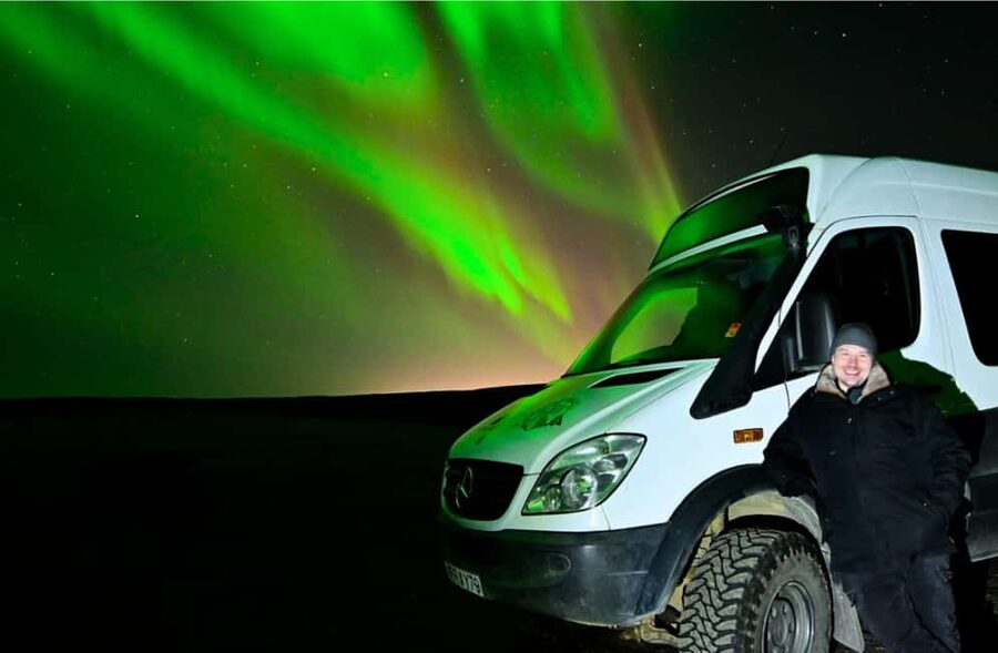 Reykjavík: 4x4 Minibus Northern Lights with Photo and Cocoa - Photography help that adds real value