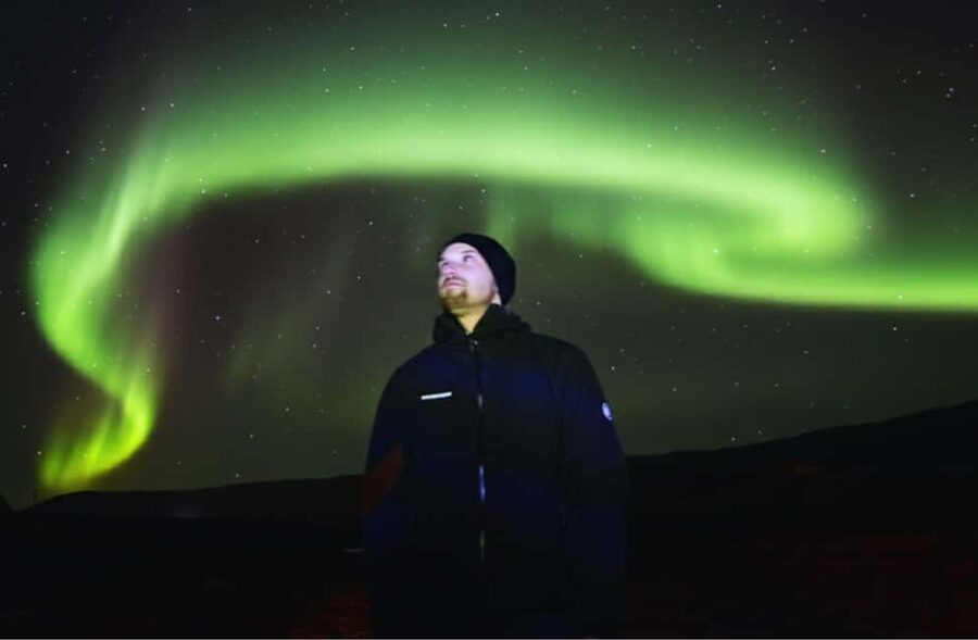Reykjavík: 4x4 Minibus Northern Lights with Photo and Cocoa - What $136 gets you