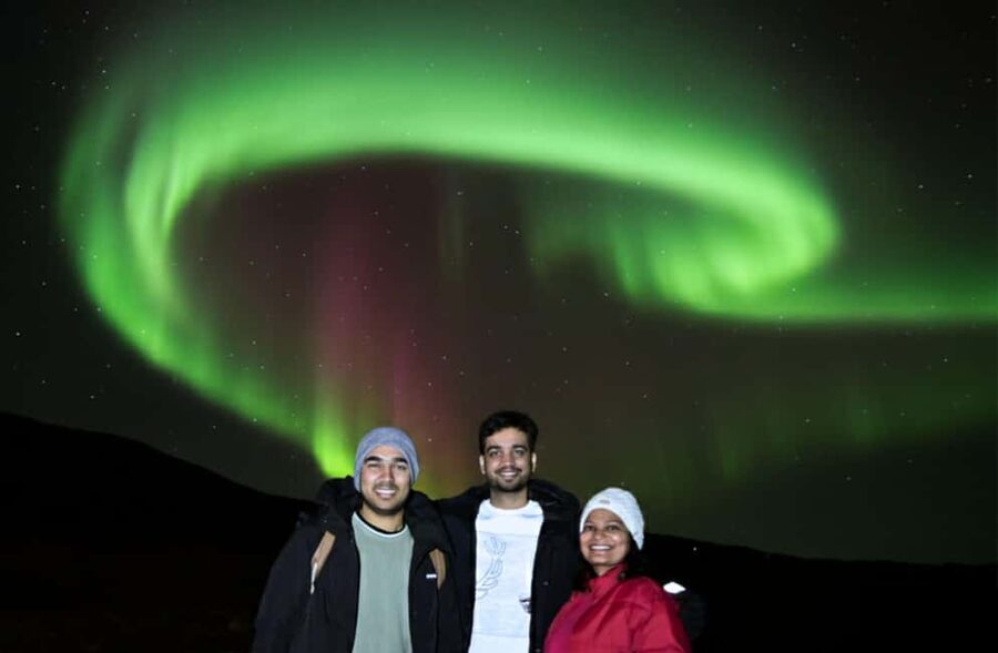 Reykjavík: 4x4 Minibus Northern Lights with Photo and Cocoa - From Reykjavík pickup to the first dark-sky stop