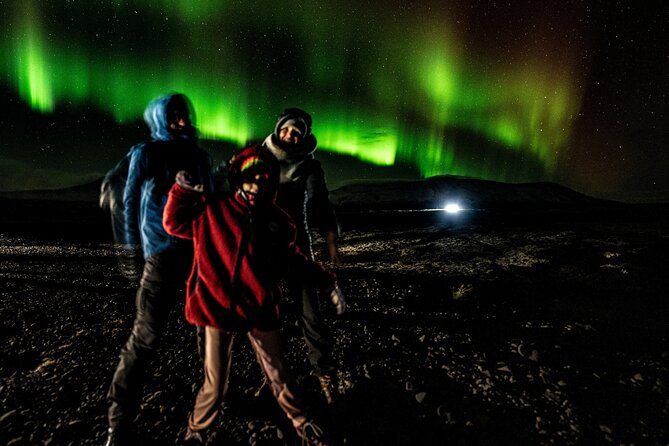 Reykjavik: Northern Lights Comfort Coach with Surprise - Why the guide makes the difference