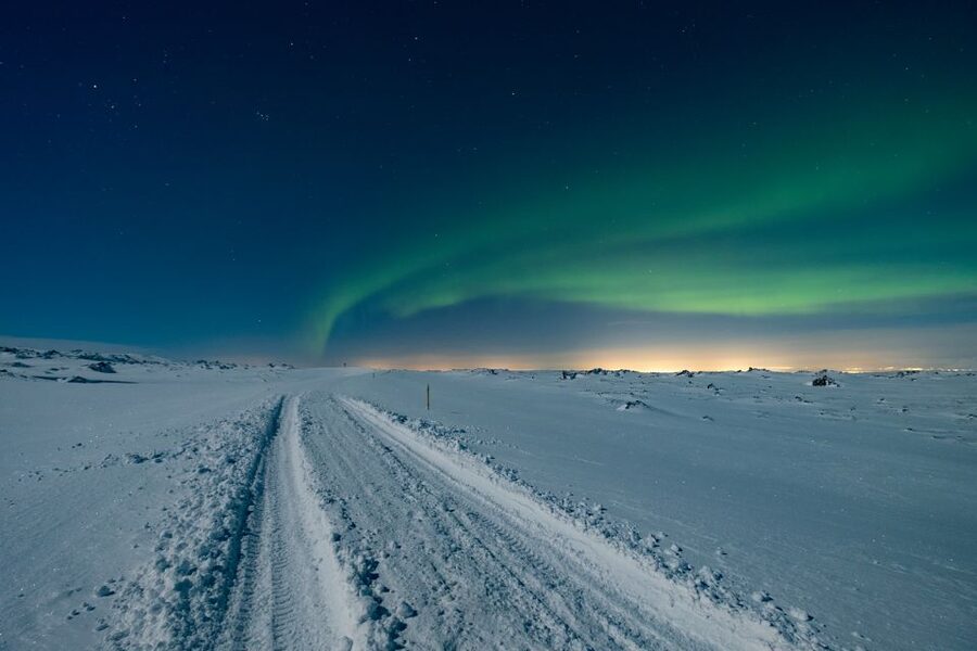 Reykjavík: Northern Lights Minibus Tour with Photos - Hot chocolate, blankets, and the cold factor
