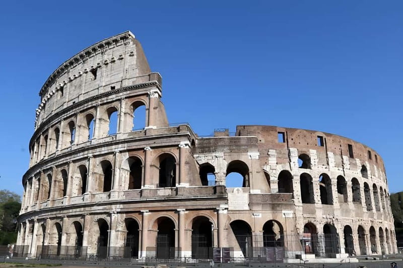 Rome: Colosseum, Forum Audio Tour with Hop-on Hop-off Bus - Audio guide versus a live guide