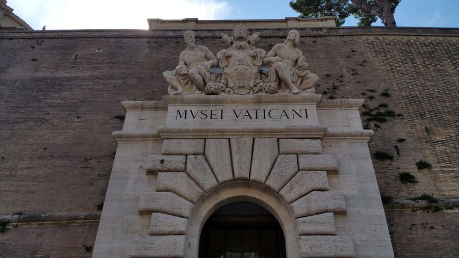 Rome: Hop-on Hop-off Bus & Vatican Museums Ticket - Trevi Fountain, Piazza Barberini, and the city center
