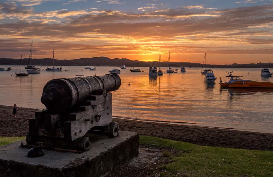 Russell: 1-Hour Sightseeing Tour by Coach & Long Beach - Starting at Russell Wharf