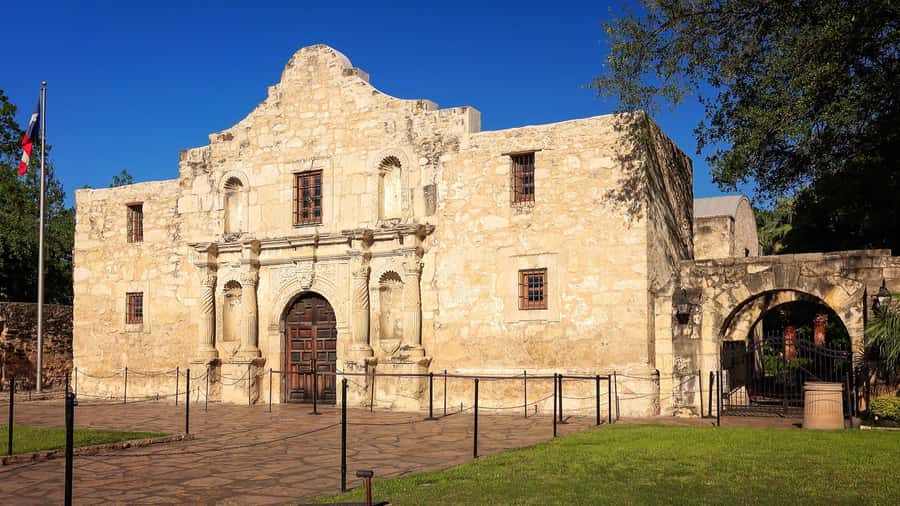 San Antonio: Hop-On Hop-Off Narrated Trolley Tour - Why the trolley helps in a spread-out city