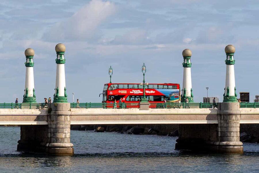 San Sebastian: Hop-On Hop-Off City Tour Bus - Aquarium and Monte Urgull