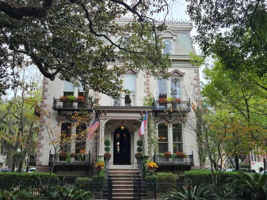 Savannah: Old Town Hop-On Hop-Off Trolley Tour - Why the trolley makes sense in Savannah