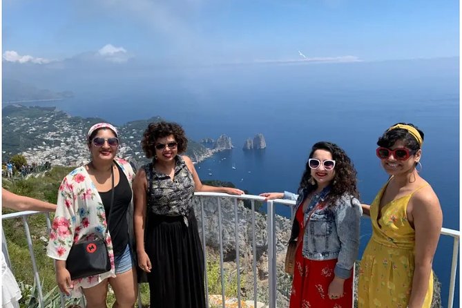 Shared CAPRI Tour - 360° experience by Bus, Boat & Guide - Capri town and the Piazzetta