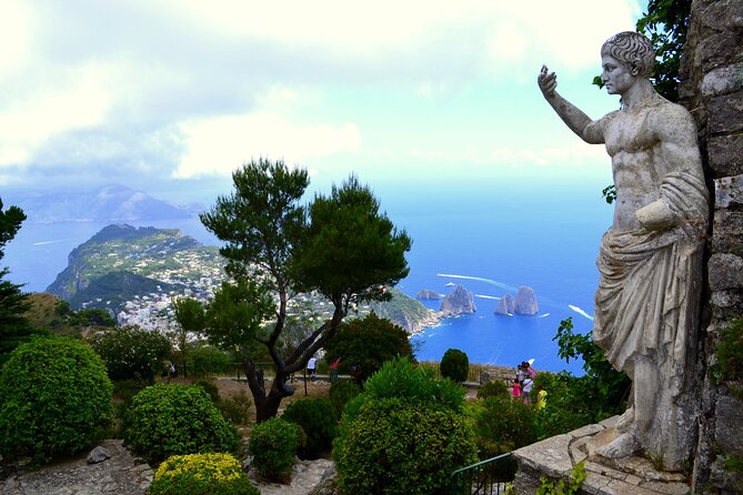 Shared CAPRI Tour - 360° experience by Bus, Boat & Guide - One hour around Capri by local boat