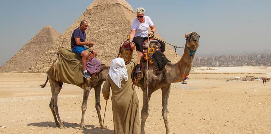 Sharm El Sheikh: Great Pyramids, Sphinx, Museum Tour by Bus - Meeting the Egyptology guides in Cairo