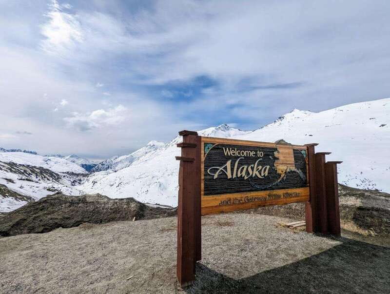 Skagway: Klondike Highway & Yukon Bus Tour with Husky Kennel - White Pass Summit: the first major view