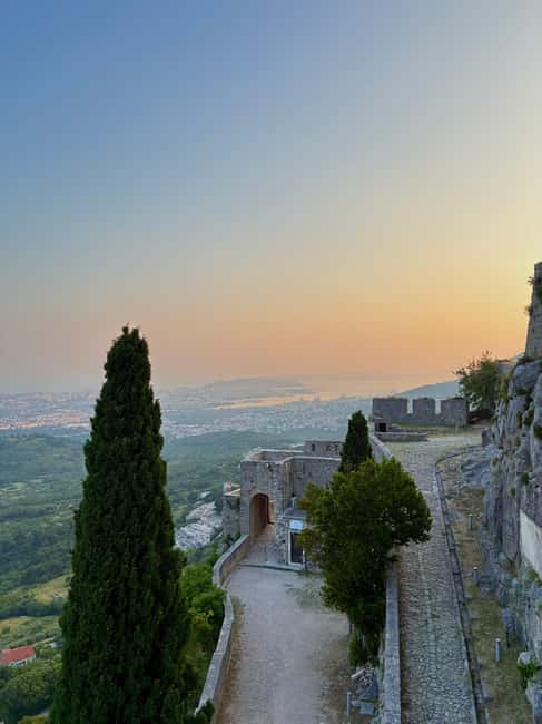 Split: Sunset at Klis Fortress with Sightseeing Bus - Why Klis Fortress works so well at sunset