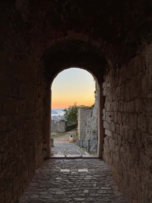 Split: Sunset at Klis Fortress with Sightseeing Bus - Who should book this sunset trip?