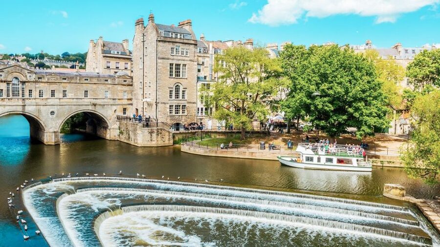 Stonehenge & Bath: Full-Day Coach Tour from London - How the guides shape the day