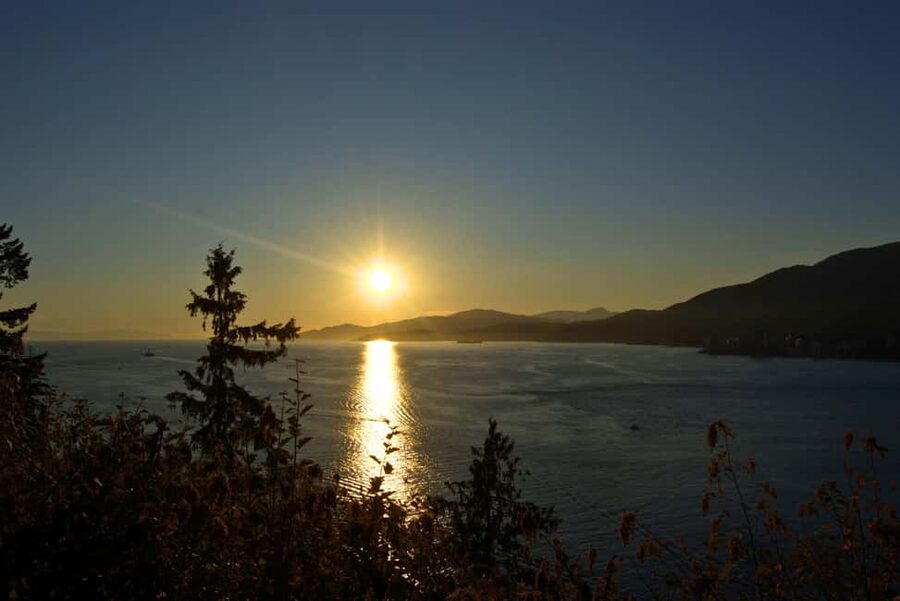 Sunset Bus Tour: Stanley Park & English Bay Photostops - Why this sunset ride works well in Vancouver