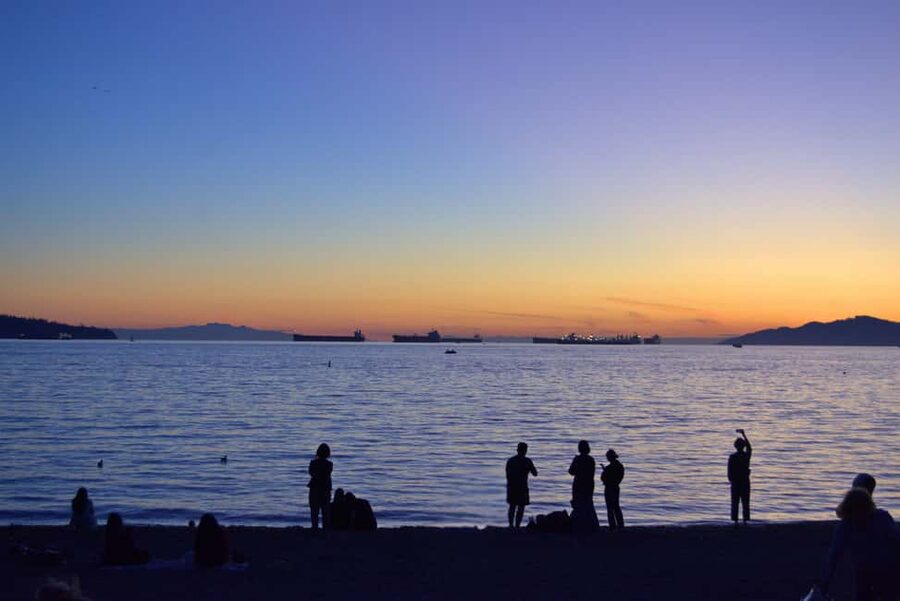 Sunset Bus Tour: Stanley Park & English Bay Photostops - The return through downtown