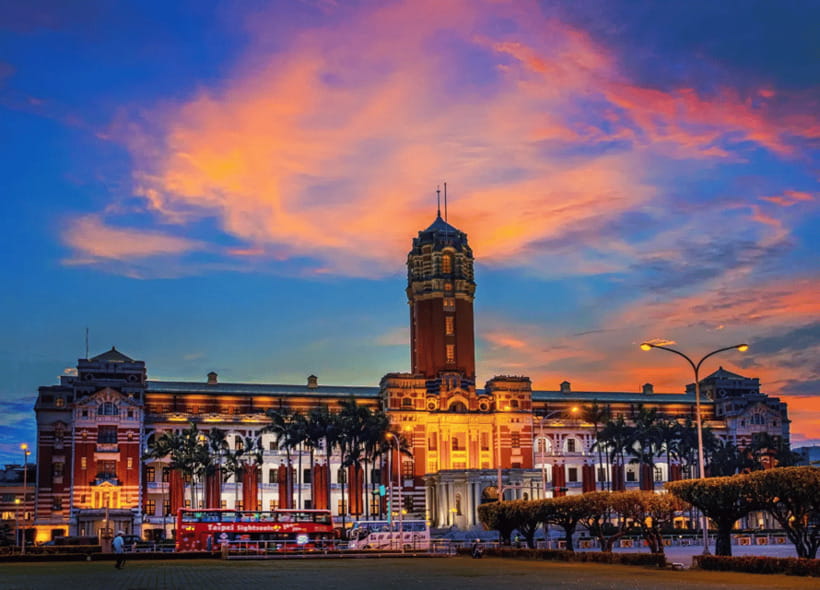 Taipei: Hop-On Hop-Off Sightseeing Bus with Audio Guide - Dinghao Market and the Taipei Fine Arts Museum