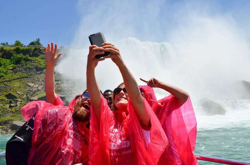 Toronto: Niagara Falls Bus Tour with Maple Tasting and NOTL - The day at a glance
