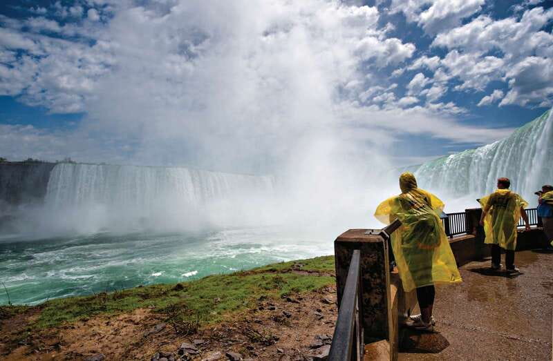 Toronto: Niagara Falls Bus Tour with Maple Tasting and NOTL - Meeting at 65 Bremner Boulevard