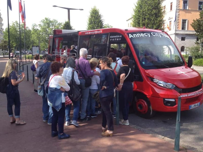 Tour of Annecy by convertible bus - A panoramic route through Annecy in 60 minutes