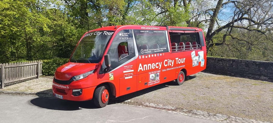 Tour of Annecy by convertible bus - The 10-minute stop at the Basilica of the Visitation