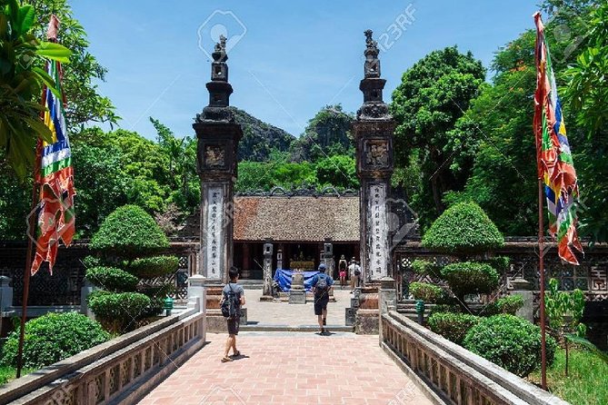 Trang An Hoa Lu Mua Cave Tour [Japanese guide, limousine bus, lunch and dinner included] - Trang An by boat, the calm center of the day