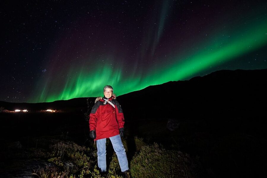 Tromsø: Northern Lights Chase Minibus Tour - Hot chocolate, marshmallows, and the cold