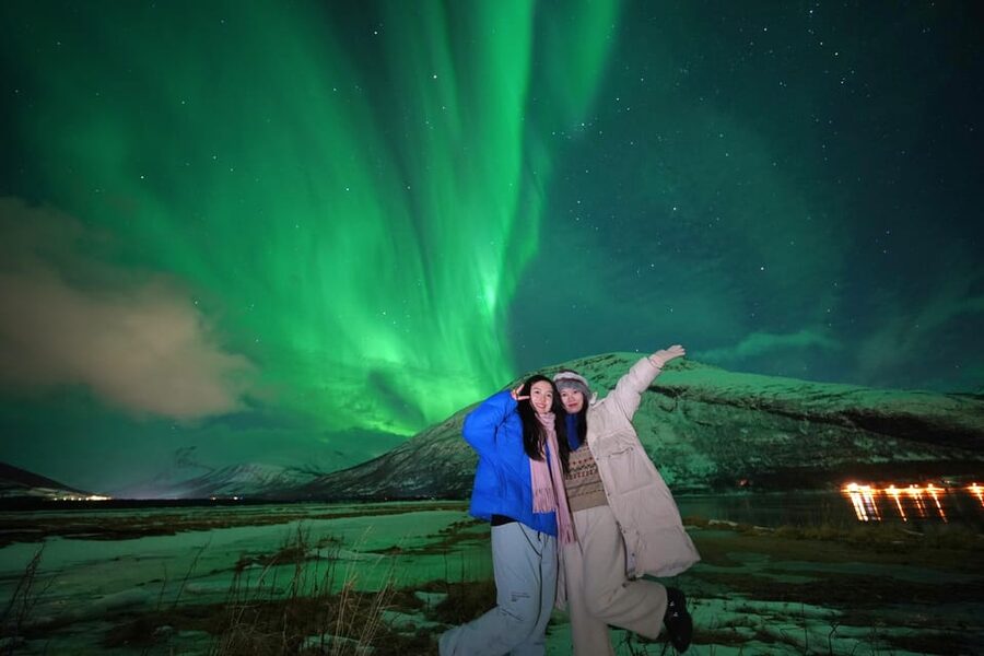 Tromso: Northern Lights Minibus Tour with Campfire - Why the minibus format works