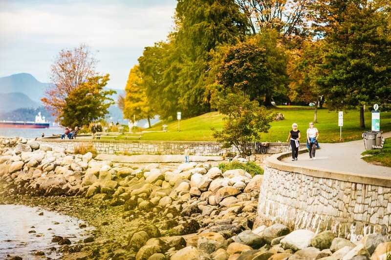 Vancouver: Hop-on Hop-off Sightseeing Tour with 10 Stops - Chinatown and Gastown bring the strongest contrast