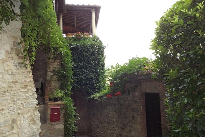 Villages of Chianti with lunch and tasting in Open Top Van - Montefioralle and its medieval walls