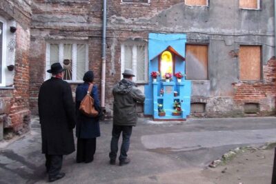 Warsaw: WWII Private Tour by Retro Minibus with Hotel Pickup