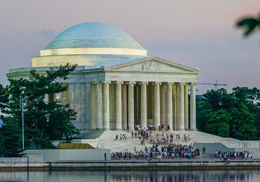 Washington DC: National Mall Night Bus Tour - The guides are a major part of the value