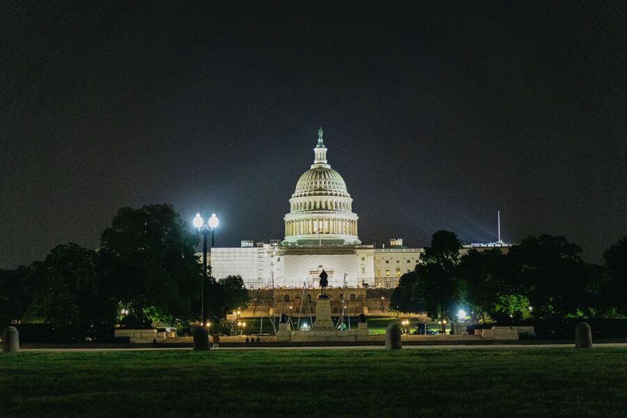 Washington DC: National Mall Night Bus Tour - World War II Memorial and Washington Monument