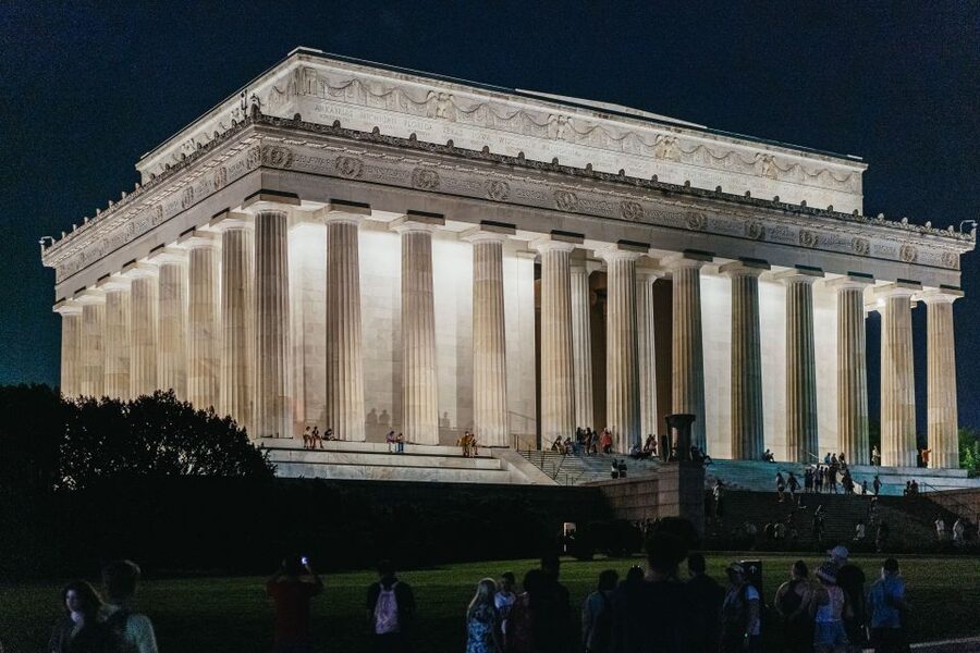 Washington DC: National Mall Night Bus Tour - The Jefferson Memorial and the glow of the Tidal Basin